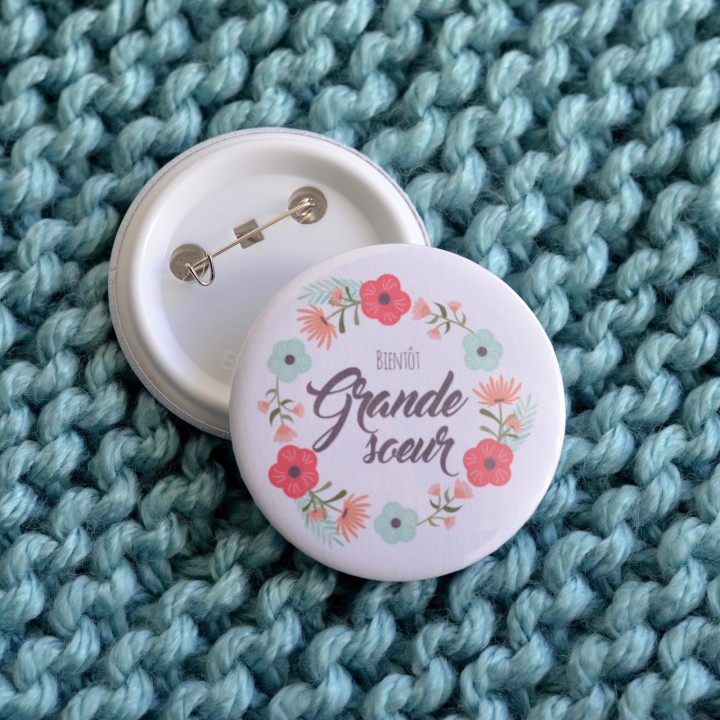 Badge couronne de fleurs avec prénom personnalisable
