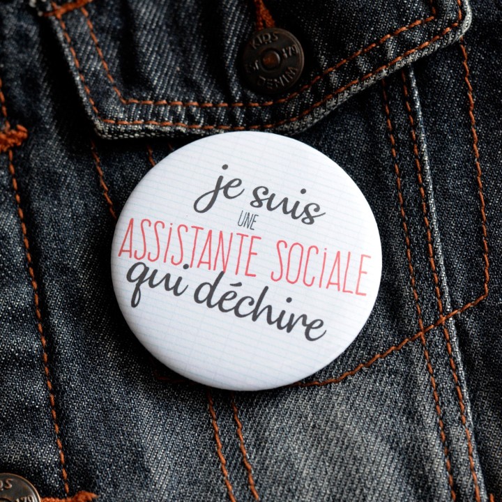 Badge Assistante Sociale qui déchire - Badge Collège et Lycée