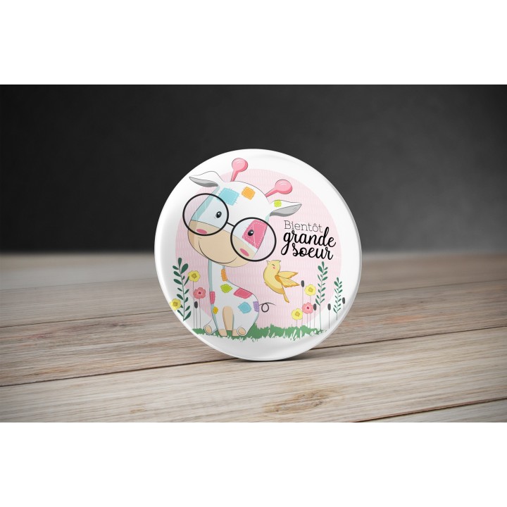 Badge Girafe Bientôt Grande Soeur