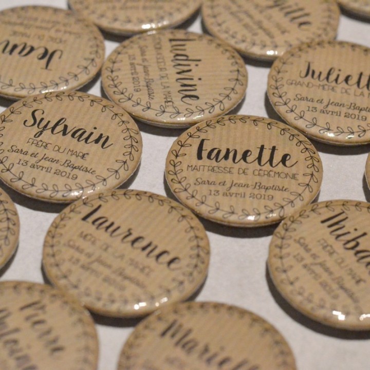 Badge personnalisable kraft pour mariage - Modèle couronne de feuilles