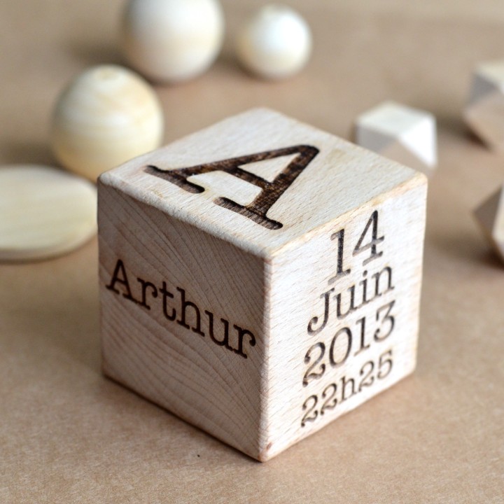Cube en bois personnalisé