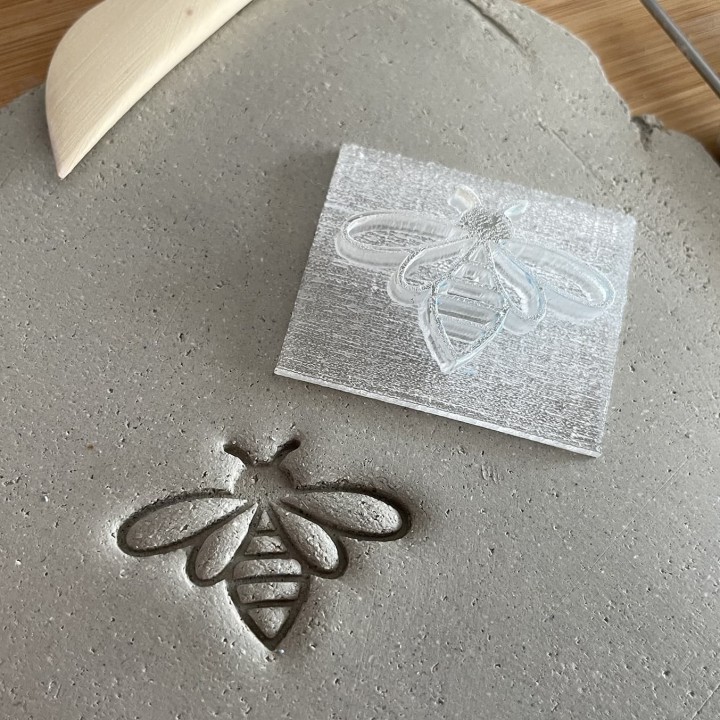 Tampon pour céramique Abeille.